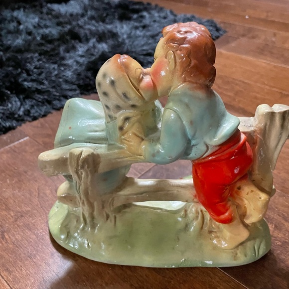 Vintage, 1950s chalkware. Kissing cousins over the fence. - Picture 2 of 5